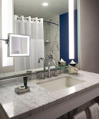 Guestroom Bathroom at Hotel Zags